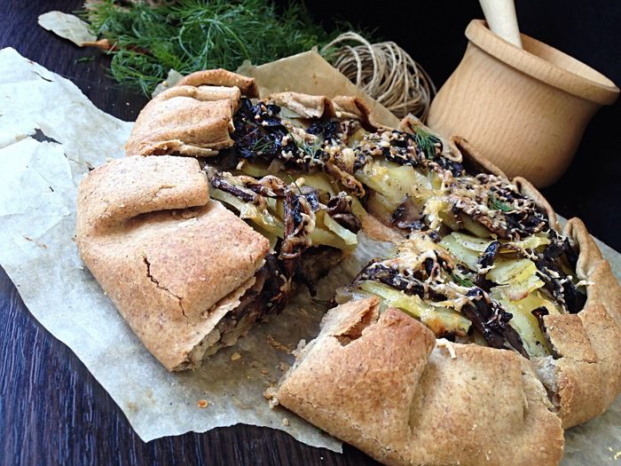 Ржаная галета с картофелем и грибами