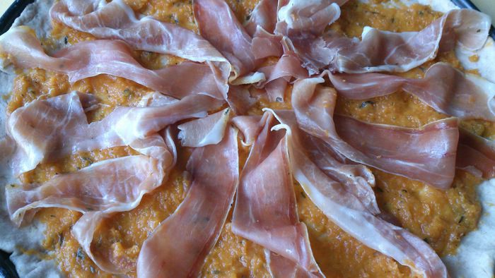 Пицца из ржаной муки с тыквенным соусом и хамоном