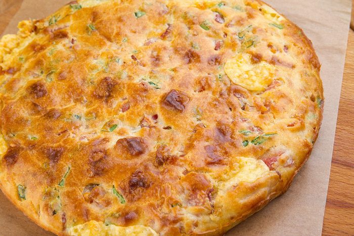 Пирог с ветчиной, сыром и зеленым луком