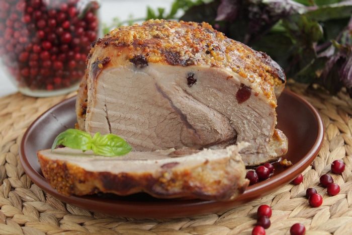 Буженина, шпигованная вяленой клюквой