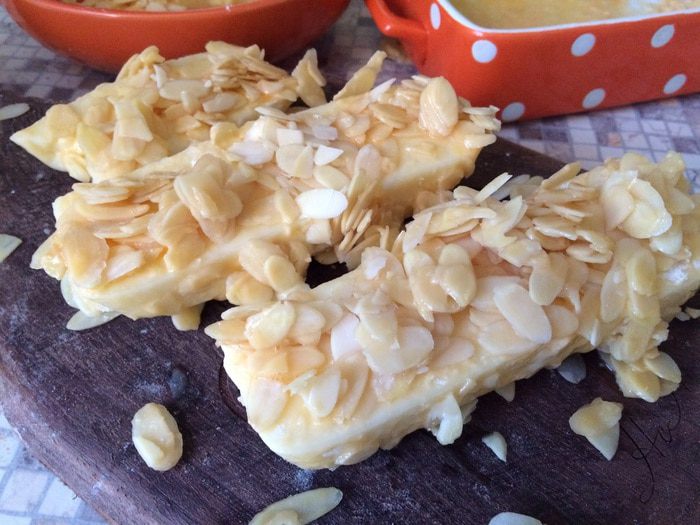 Сыр сулугуни в миндальной корочке с вареньем