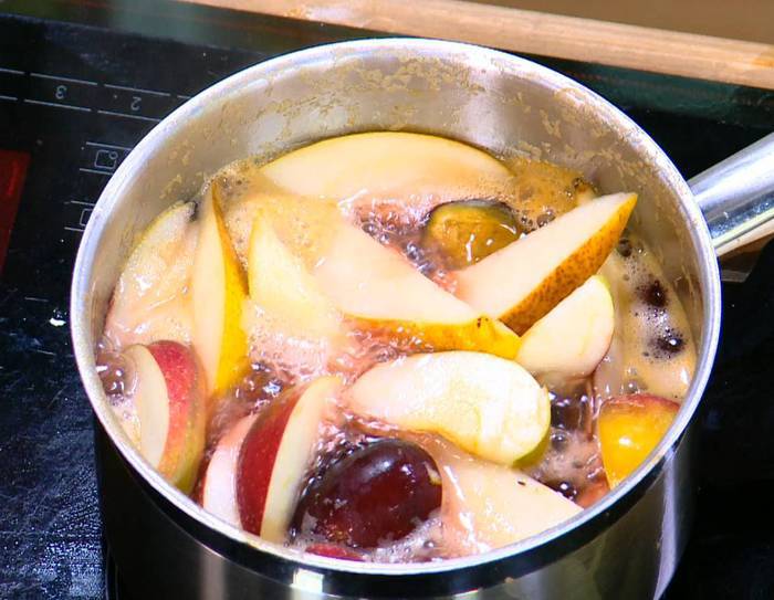 Грушево-сливовый крамбл с творогом и овсяными хлопьями 