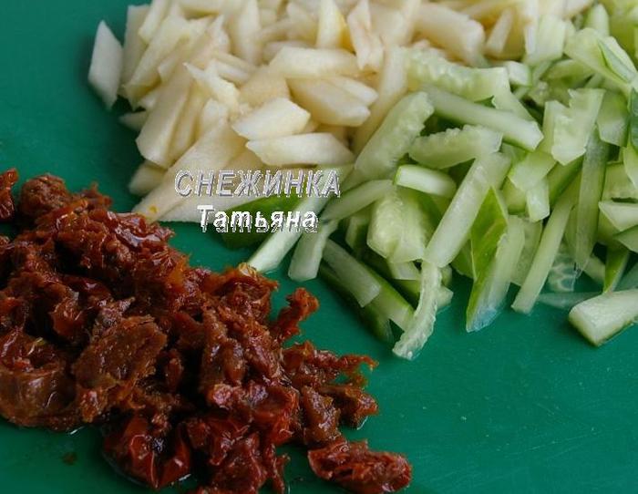 Салат из морепродуктов с грушей и вялеными томатами
