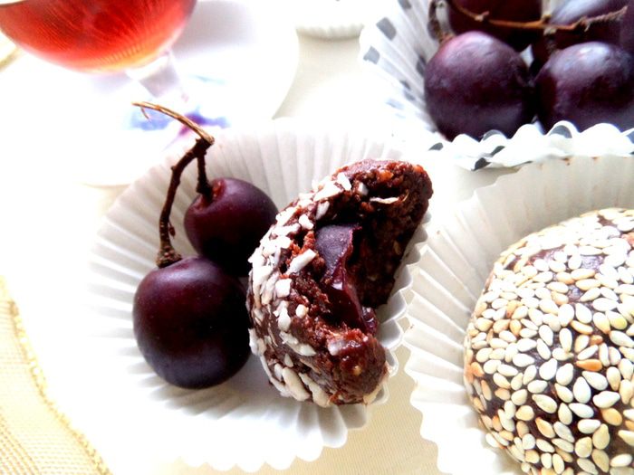 Шоколадные пирожные с фруктами