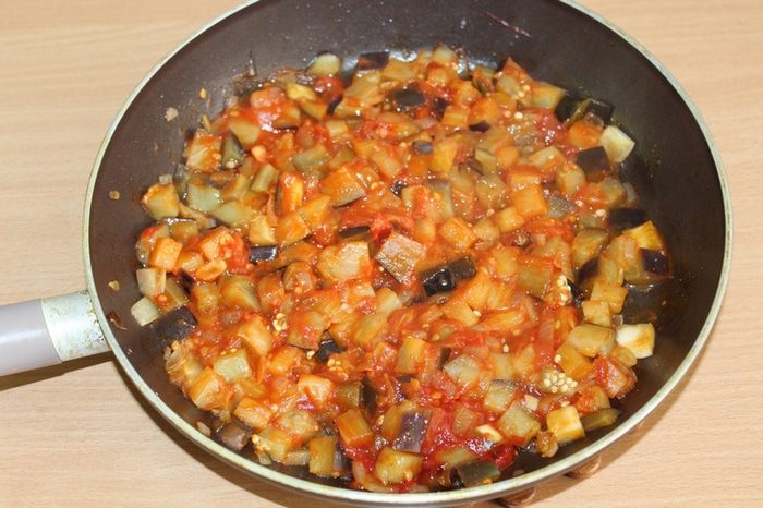 Фаршированные конкильони с баклажановым соусом