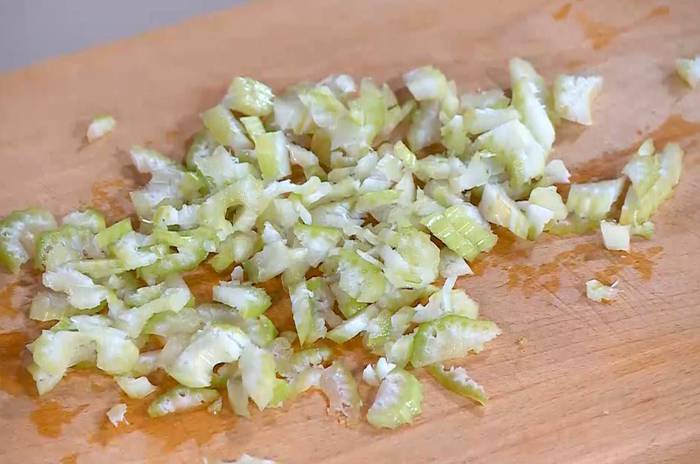 Мильфей с рыбой, авокадо и жареными овощами 