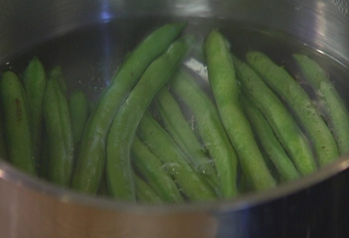 Салат с картофелем, беконом, фасолью и яйцами пашот 