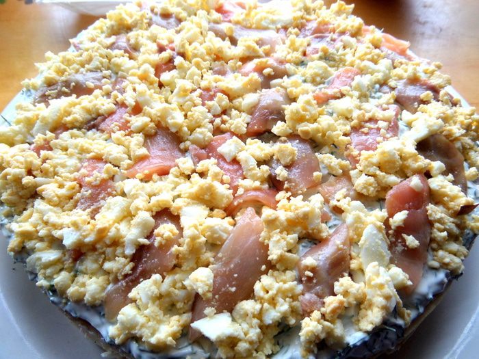 Торт из лосося с прослойкой из хачапури