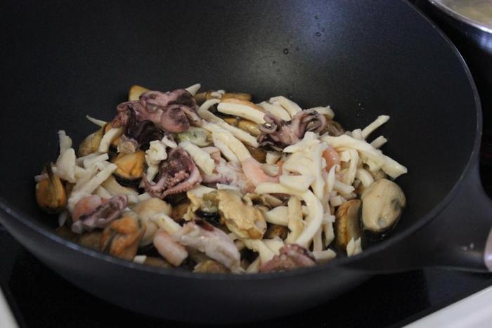 Капеллини с морским коктейлем и шампиньонами