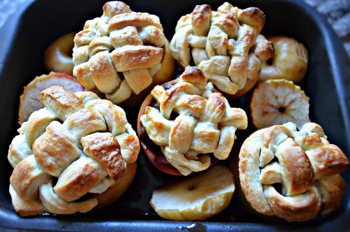 Яблоки, фаршированные карамелизированной сливой