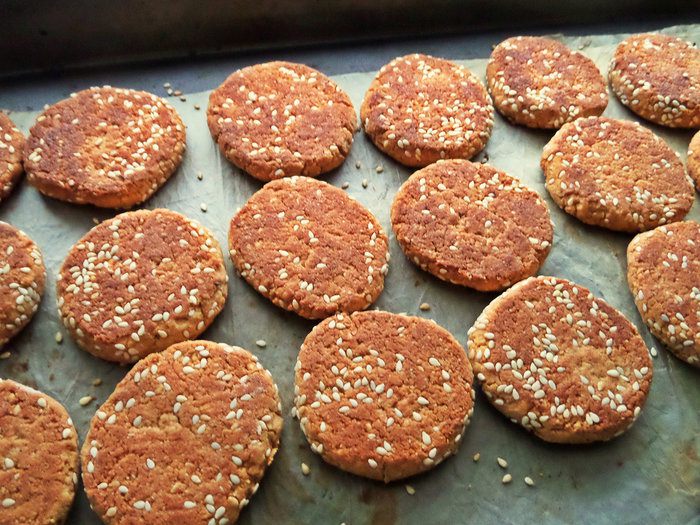 Кунжутное печенье на жареной муке