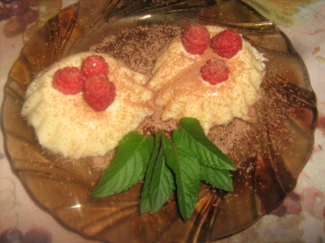 Йогуртово-медовая панна котта с малиной