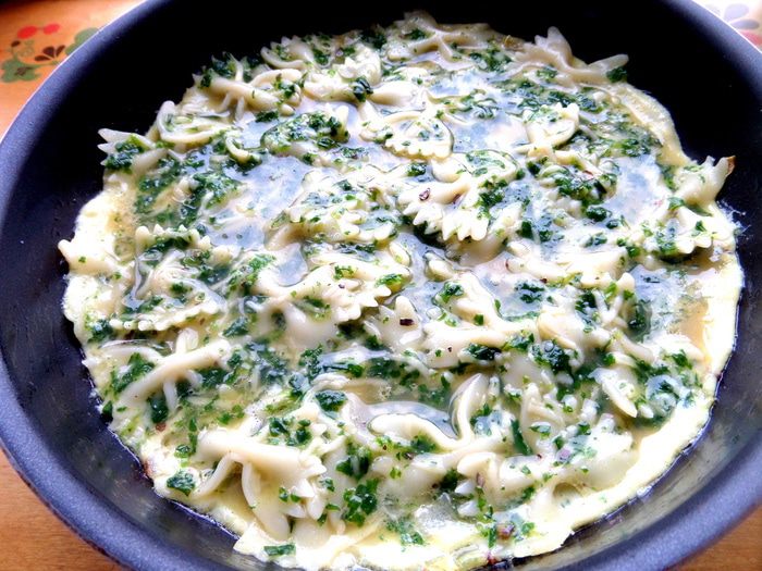 Фриттата с макаронами и шпинатом