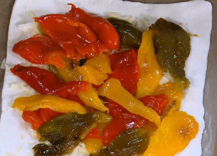 Открытый пирог с запеченным перцем и карамелизированным луком 