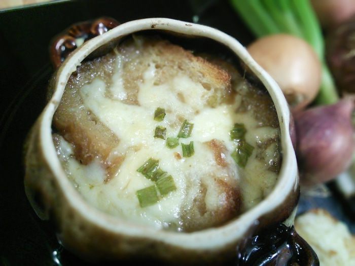 Луковый суп с хлебной корочкой 