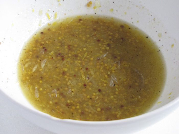 Морковный салат с орехами и петрушкой