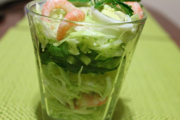 Салат с креветками и овощами