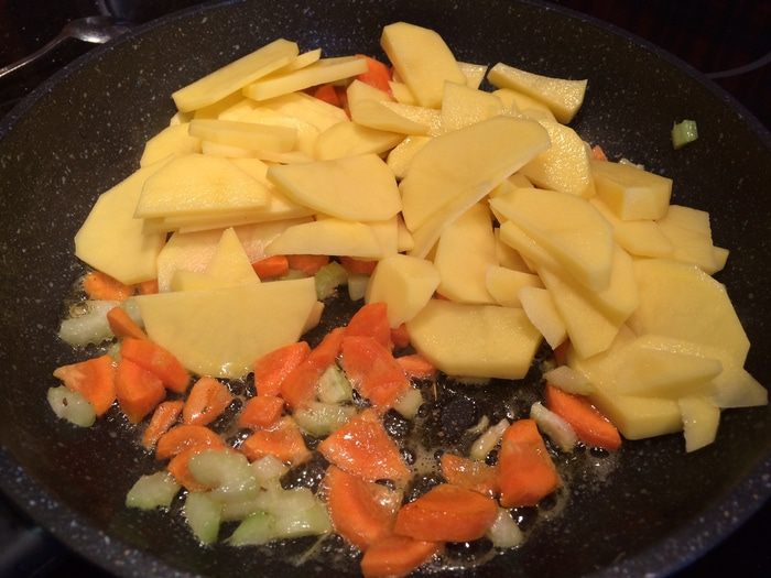 Пирог с индейкой и клюквенным соусом