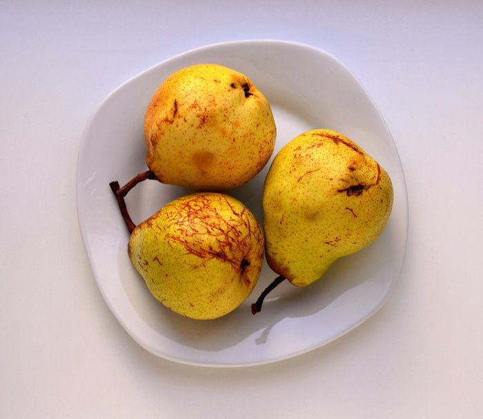 Шоколадная шарлотка с грушей и корицей