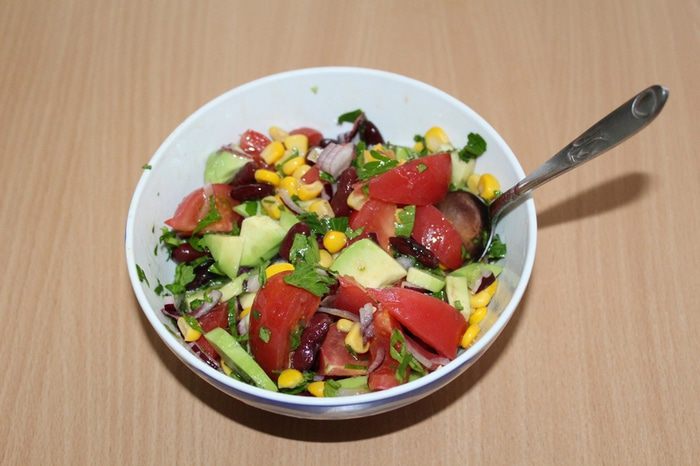 Салат с помидорами, авокадо, кукурузой и фасолью