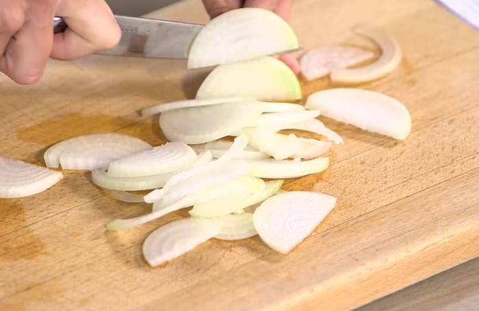 Быстрый пирог с ветчиной, луком и сыром 