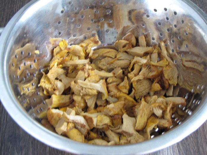 Летний пирог с лисичками и капустой