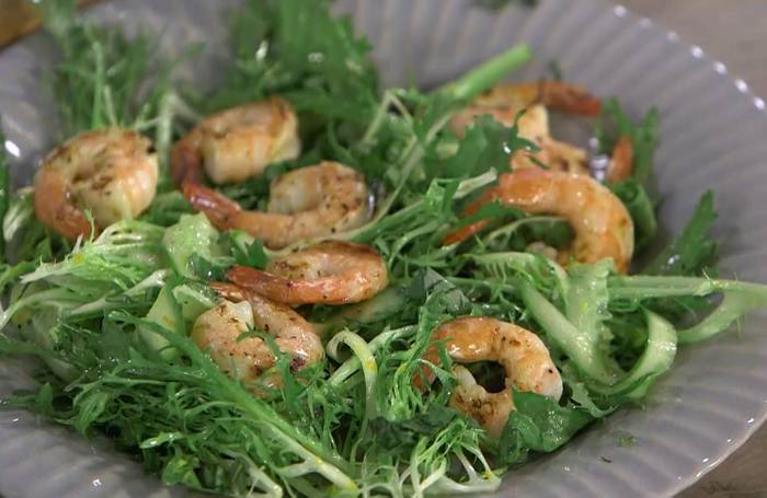 Салат с креветками, огурцом и апельсином 