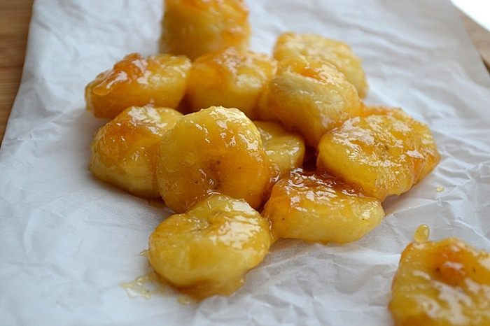 Банановый торт с ромовой карамелью и кленовым кремом