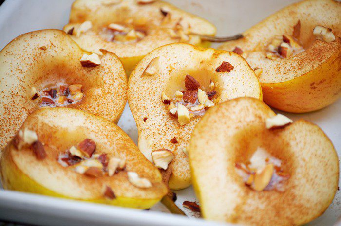 Запеченные груши с миндалем и корицей