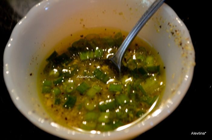 Шпинатный салат с клубникой и орехами