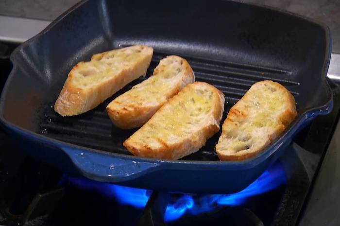 Тосканский суп из белой фасоли с чесночными гренками
