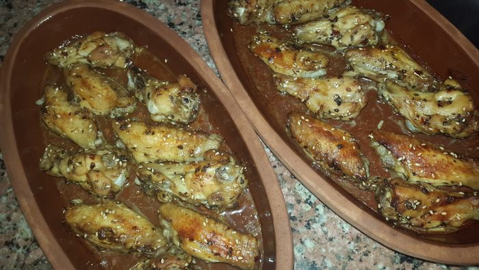 Куриные крылышки и молодой картофель, запеченные в духовке