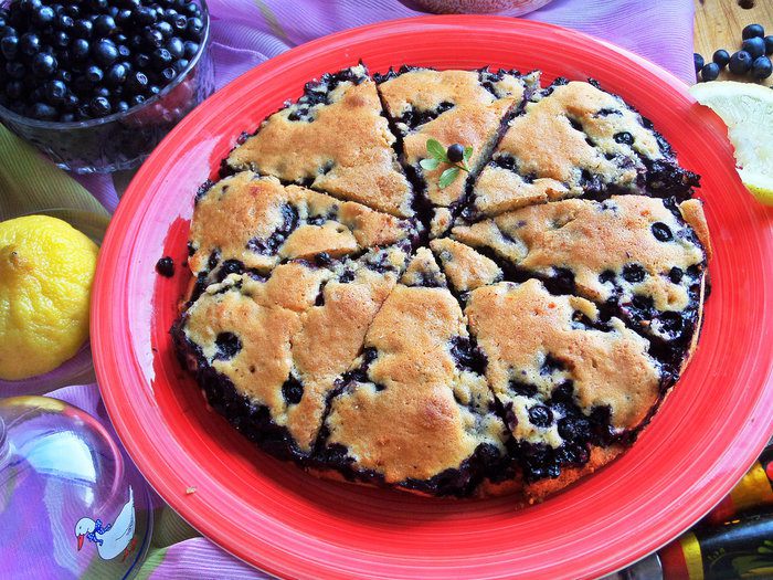 Пирог бисквитный с черникой