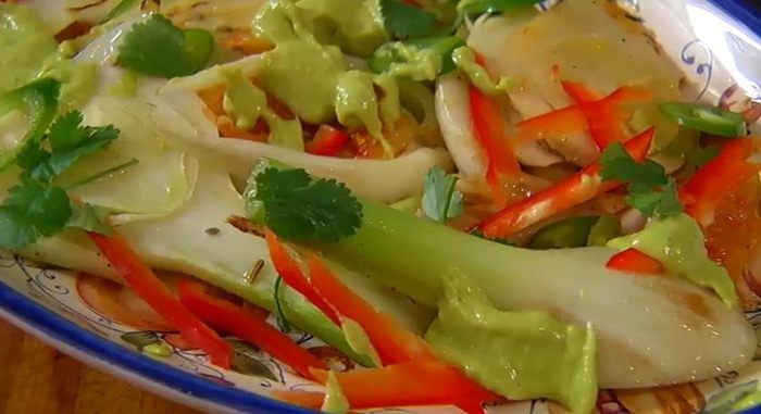 Салат из фенхеля и апельсина с заправкой из авокадо 