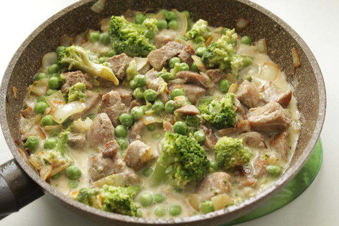 Индейка в сливках, с зеленым горошком и брокколи
