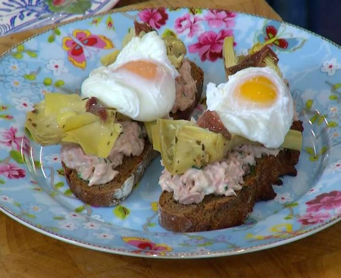 Брускетты с тунцом, анчоусами и яйцами пашот