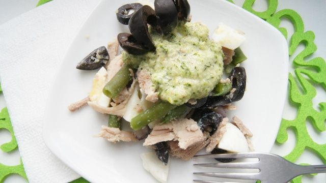 Салат с мясом, оливками и соусом песто из черемши