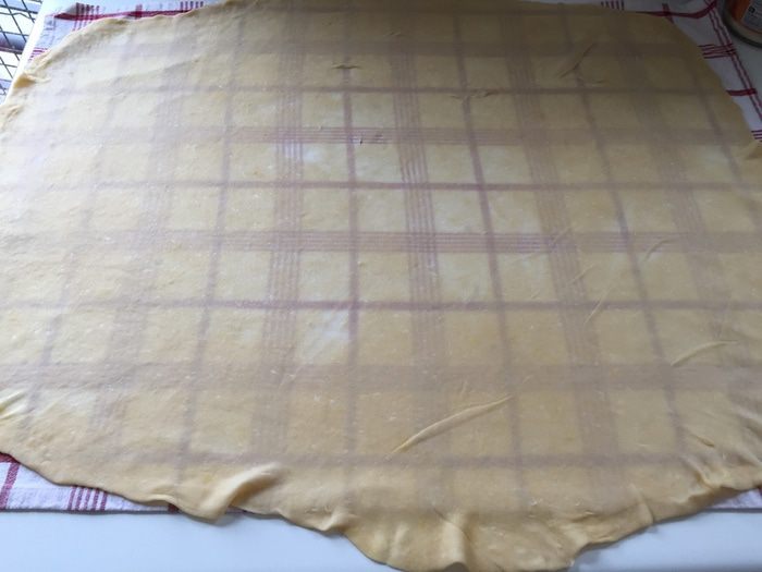 Яблочно-сливовый штрудель с ванильным соусом