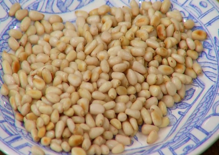 Телятина в горчичном маринаде со сливами и хумусом