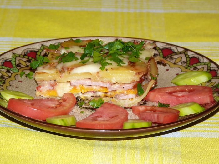 Овощная запеканка с ветчиной и розмарином