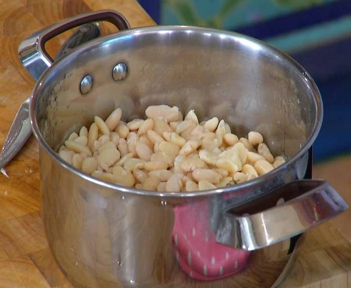 Салат с крабами, белой фасолью и спаржей
