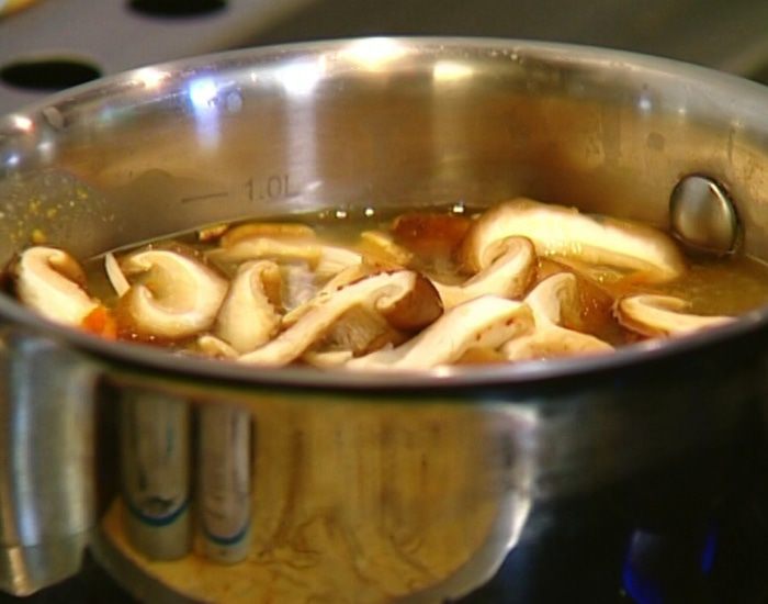 Гречневая лапша с грибами и морской капустой