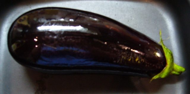 Пицца с томатным соусом и баклажанами