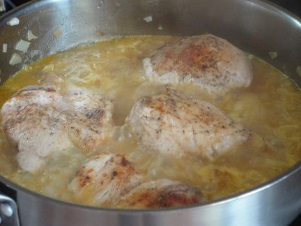 Курица под соусом из шампиньонов