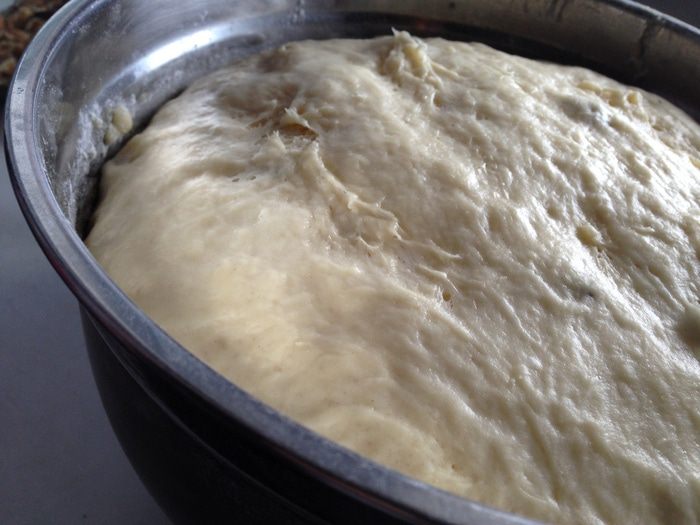 Сдобные булочки с изюмом