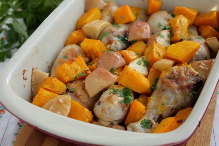 Запеченная курица с тыквой и яблоком