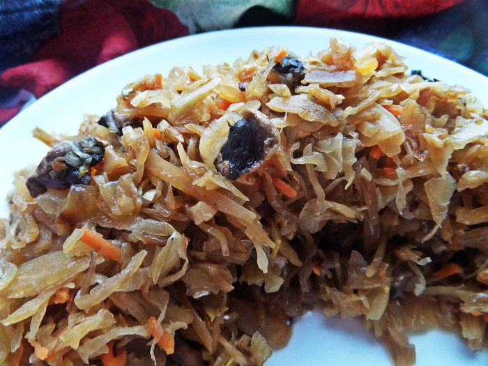 Рулька с разной капустой и грибами