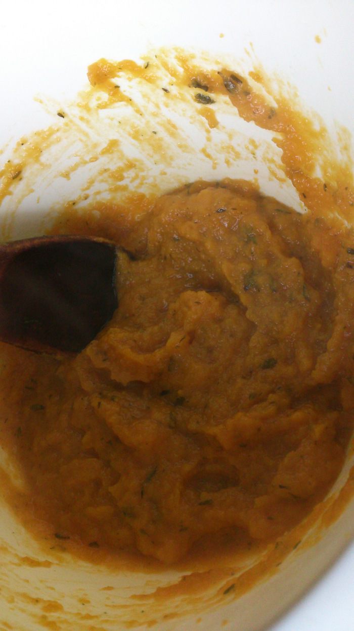 Пицца из ржаной муки с тыквенным соусом и хамоном