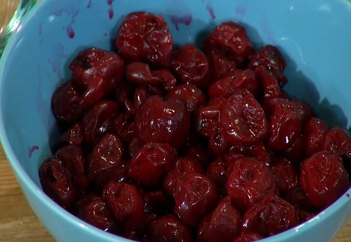 Слойки с вишней и белым шоколадом 