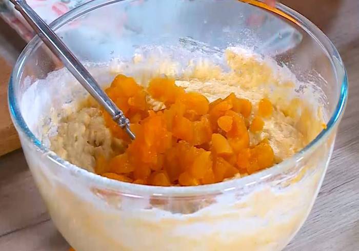 Кекс с апельсином, курагой и кедровыми орешками 